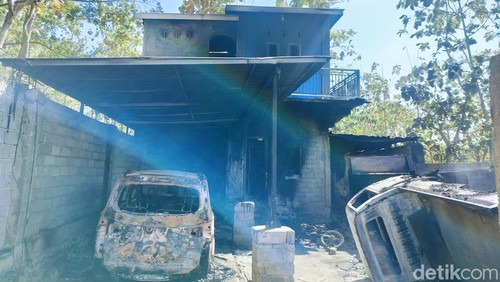 Kondisi rumah dan kendaraan yang dibakar massa di Desa Sarisakolo, Dompu, NTB, Minggu (10/8/2025).