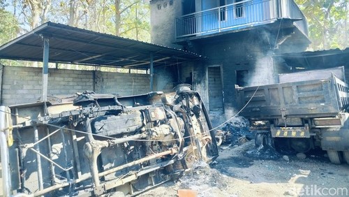 Kondisi rumah dan kendaraan yang dibakar massa di Desa Sarisakolo, Dompu, NTB, Minggu (10/8/2025).