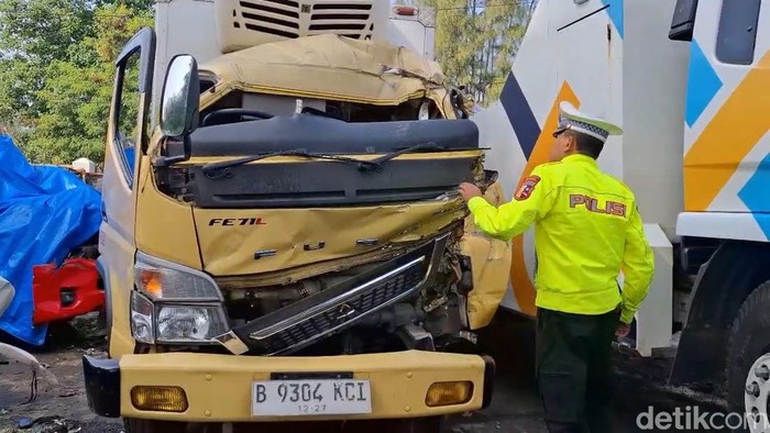 Kondisi truk yang kecelakaan di Tol Cipularang usai tabrak tronton.