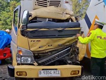 Truk Boks Tabrak Pantat Tronton di Tol Cipularang, 1 Orang Tewas