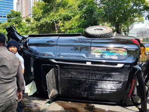 Land Cruiser Terguling di Ahmad Yani Surabaya, Pengemudi Terluka