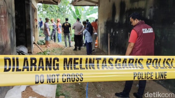 Lokasi penemuan mayat di dalam sumur yang berada di kompleks Pasar Wonotunggal Pekalongan dipasangi garis polisi, Minggu (10/8/2025).