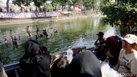 Keseruan lomba ini juga menarik perhatian pengguna Jalan Gunungsari yang berhenti untuk menonton, selain warga yang sudah memadati tepian sungai.
