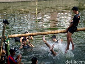 Meriah! Lomba Kepruk Guling Warnai HUT RI di Sungai Surabaya