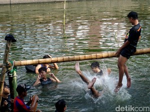 Meriah! Lomba Kepruk Guling Warnai HUT RI di Sungai Surabaya