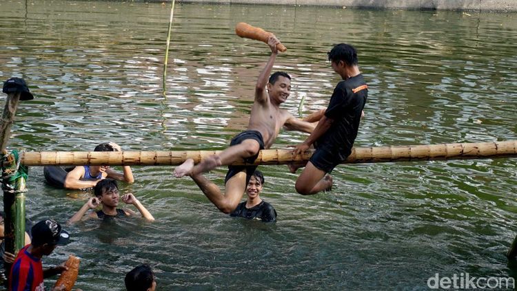 Adu Ketangkasan Lomba Kepruk Guling di Surabaya