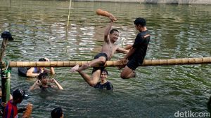 Adu Ketangkasan Lomba Kepruk Guling di Surabaya