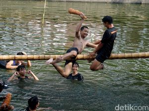 Adu Ketangkasan Lomba Kepruk Guling di Surabaya