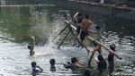 Adu Ketangkasan Lomba Kepruk Guling di Surabaya