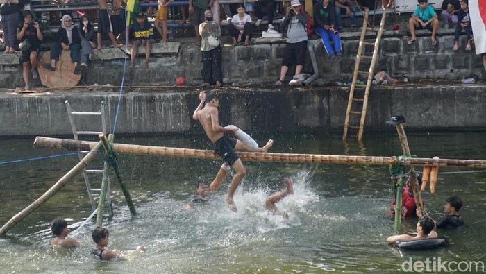 Lomba Kepruk Bantal di Jogoloyo Surabaya