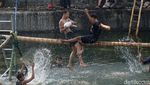 Adu Ketangkasan Lomba Kepruk Guling di Surabaya