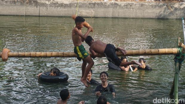 Lomba Kepruk Bantal di Jogoloyo Surabaya