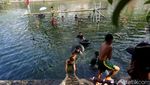 Adu Ketangkasan Lomba Kepruk Guling di Surabaya
