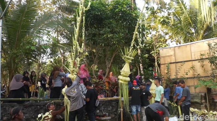 Lomba pembuatan penjor dan ketupat di Dusun Kopat, Karangsari, Pengasih, Kulon Progo, dalam rangka Hari Ulang Tahun ke-80 Kemerdekaan Republik Indonesia, Sabtu (9/8/2025).