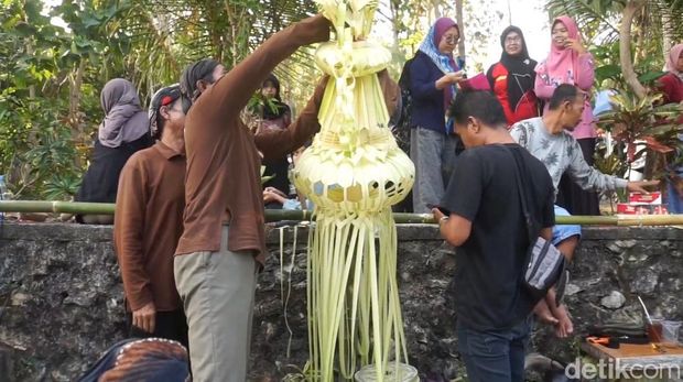 Lomba pembuatan penjor dan ketupat di Dusun Kopat, Karangsari, Pengasih, Kulon Progo, dalam rangka Hari Ulang Tahun ke-80 Kemerdekaan Republik Indonesia, Sabtu (9/8/2025).