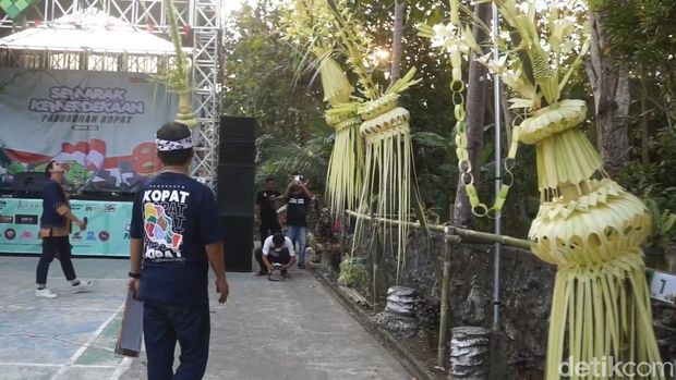 Lomba pembuatan penjor dan ketupat di Dusun Kopat, Karangsari, Pengasih, Kulon Progo, dalam rangka Hari Ulang Tahun ke-80 Kemerdekaan Republik Indonesia, Sabtu (9/8/2025).