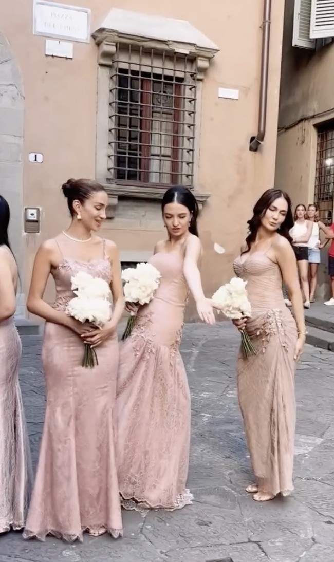 Hair-do pun hampir senada. Keduanya membiarkan rambut panjang mereka tergerai bebas sehingga memancarkan kecantikan alami. (Foto: Instagram/@moonshine2nd_lunamaya)