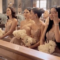 Untuk seremoni pemberkatana, para bridesmaid memakai busana berwarna dusty pink. Luna dan Raline sama-sama memilih gaun strapless yang menonjolkan keindahan bahu. (Foto: Instagram/@moonshine2nd_lunamaya)