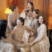 Raline Shah dan Luna Maya ambil bagian. Mereka terbang jauh-jauh dari Indonesia untuk memenuhi permintaan Millane sebaga bridesmaid atau pengiring pengantin perempuan. (Foto: Instagram/@moonshine2nd_lunamaya)