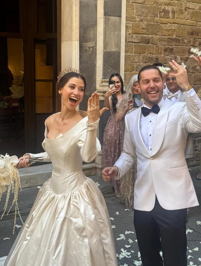 Aktris dan penyanyi Millane Fernandez akhirnya resmi menjadi istri Max Kordek. Mereka melangsungkan pernikahan di gereja Chiesa dei Santi Apostoli, Florence, Italia, pada Jumat (8/8/2025). (Foto: Instagram/@juliapavlovska)