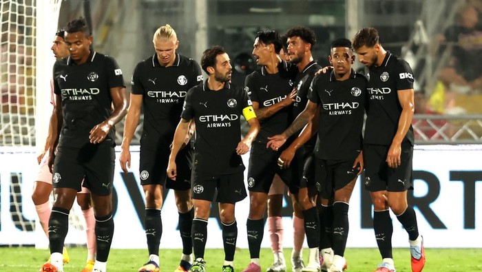 PALERMO, ITALY - AUGUST 09: Tijjani Reijnders of Manchester City FC celebrates after scoring his teams second goal during Pre-Season Friendly match between Palermo FC and Machester City FC at Stadio Renzo Barbera on August 09, 2025 in Palermo, Italy.  (Photo by Maurizio Lagana/Getty Images)