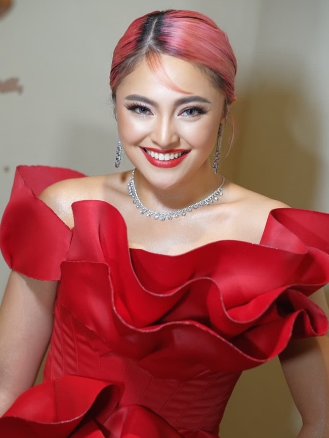 Rambut yang ditata oleh Enike memadukan warna pink lembut dengan belahan tengah rapi, menambah kesan modern sekaligus playful. Foto: Instagram/@marshanda99 @nikenxu