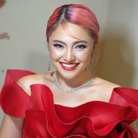 Rambut yang ditata oleh Enike memadukan warna pink lembut dengan belahan tengah rapi, menambah kesan modern sekaligus playful. Foto: Instagram/@marshanda99 @nikenxu