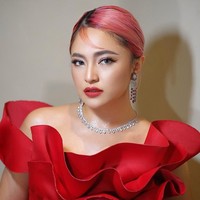 7 Gaya Merah Menyala Marshanda di Premiere Film La Tahzan