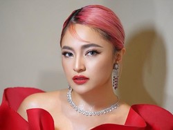 7 Gaya Merah Menyala Marshanda di Premiere Film La Tahzan