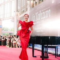 Gaun merah karya Felissa Thung ini hadir dengan detail ruffle dramatis yang memberi kesan glamor sekaligus berani, membuat Marshanda menjadi pusat perhatian. Foto: Instagram/@marshanda99 @nikenxu