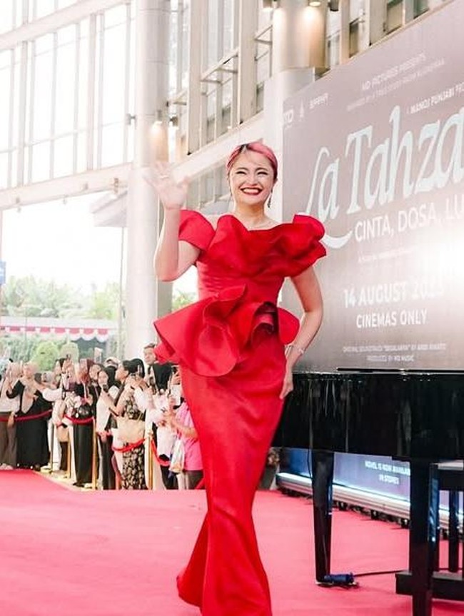 Gaun merah karya Felissa Thung ini hadir dengan detail ruffle dramatis yang memberi kesan glamor sekaligus berani, membuat Marshanda menjadi pusat perhatian. Foto: Instagram/@marshanda99 @nikenxu