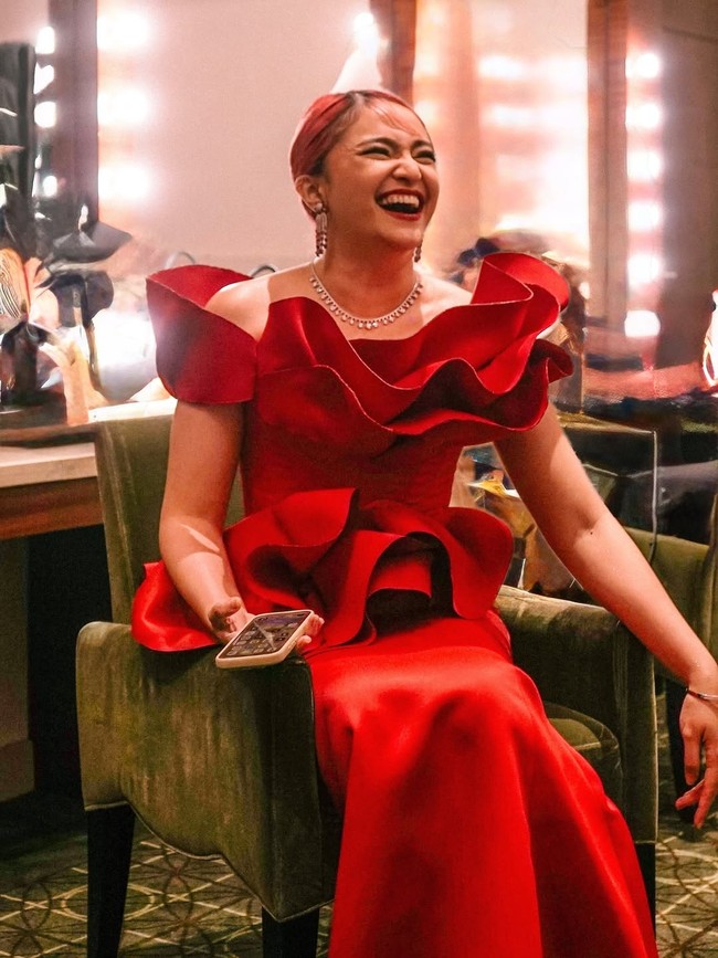 Desain gaun yang fit di pinggang dan jatuh anggun hingga lantai memberikan efek tubuh proporsional dan menonjolkan postur Marshanda. Foto: Instagram/@marshanda99 @nikenxu