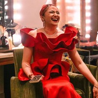 Desain gaun yang fit di pinggang dan jatuh anggun hingga lantai memberikan efek tubuh proporsional dan menonjolkan postur Marshanda. Foto: Instagram/@marshanda99 @nikenxu