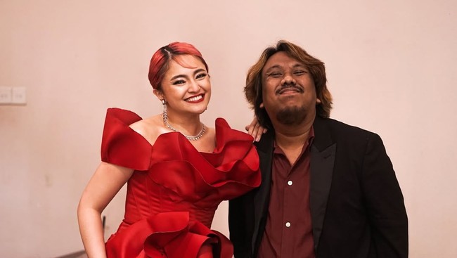 Kalung dan anting dari Agnes Sutanto Jewels menghadirkan kilau mewah yang mempercantik area leher dan wajah Marshanda. Foto: Instagram/@marshanda99 @nikenxu