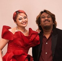 Kalung dan anting dari Agnes Sutanto Jewels menghadirkan kilau mewah yang mempercantik area leher dan wajah Marshanda. Foto: Instagram/@marshanda99 @nikenxu