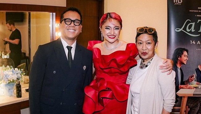 Senyum lebar Marshanda tak hanya memancarkan rasa percaya diri, tapi juga menghidupkan suasana di setiap jepretan kamera. Foto: Instagram/@marshanda99 @nikenxu