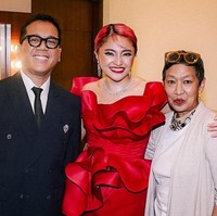 Senyum lebar Marshanda tak hanya memancarkan rasa percaya diri, tapi juga menghidupkan suasana di setiap jepretan kamera. Foto: Instagram/@marshanda99 @nikenxu