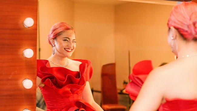 ‘La Tahzan’ merupakan film terbaru Marshanda, di mana dia menjadi pemeran utamanya. Aktris 35 tahun ini beradu akting dengan Deva Mahenra dan Ariel Tatum. Foto: Instagram/@marshanda99 @nikenxu