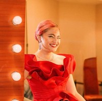 ‘La Tahzan’ merupakan film terbaru Marshanda, di mana dia menjadi pemeran utamanya. Aktris 35 tahun ini beradu akting dengan Deva Mahenra dan Ariel Tatum. Foto: Instagram/@marshanda99 @nikenxu