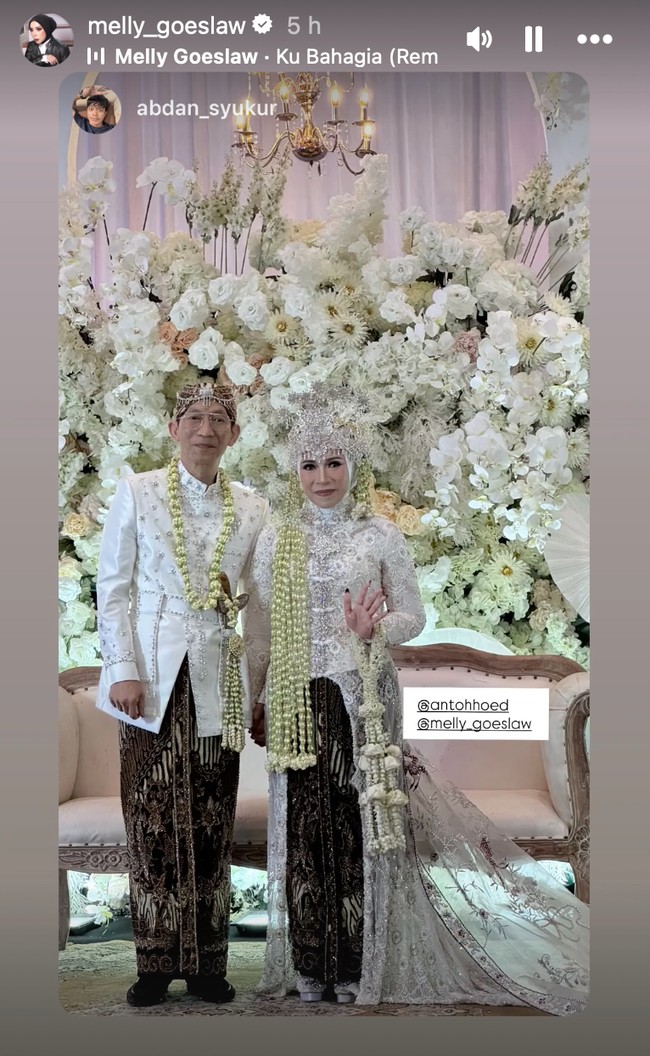 Melly Goeslaw dan Anto Hoed baru saja merayakan anniversary pernikahan yang ke-30. Untuk mengenang momen spesial tersebut keduanya menggelar pesta mewah bak resepsi pernikahan. Foto: Instagram/@melly_goeslaw