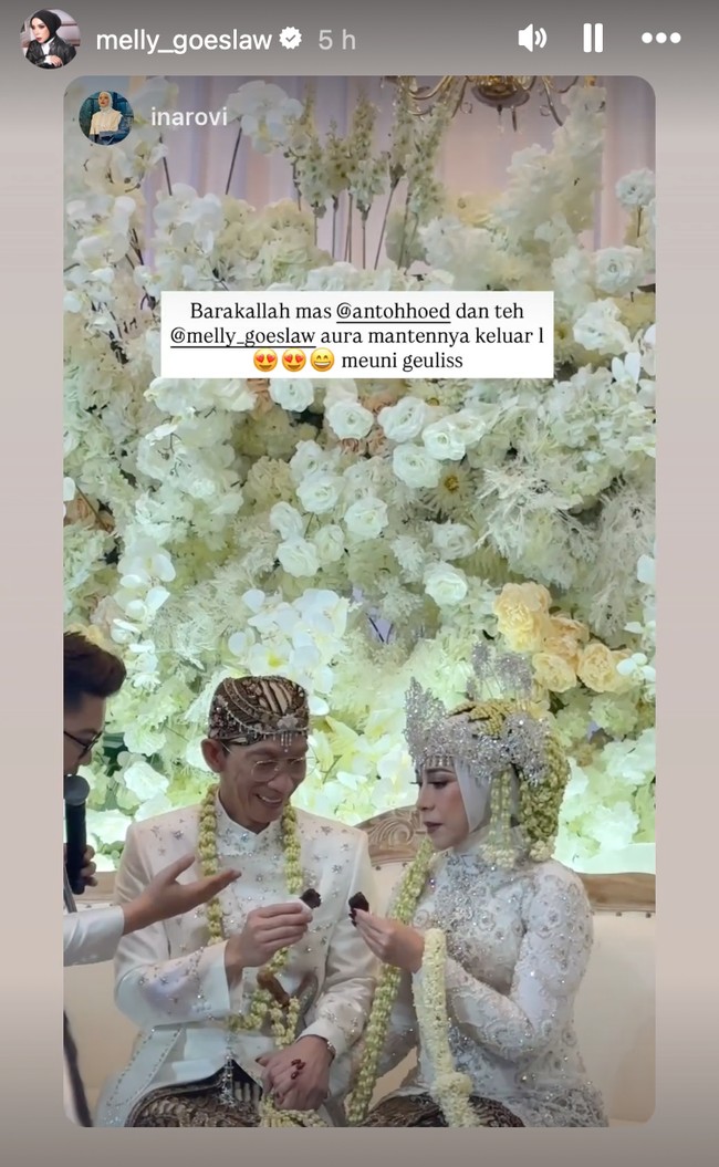 Jadi pengantin lagi, keduanya memilih adat Sunda. Berbalut busana peengantin adat bernuansa putih, keduanya terlihat begitu serasi. Foto: Instagram/@melly_goeslaw