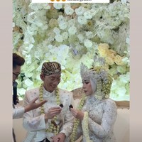 Jadi pengantin lagi, keduanya memilih adat Sunda. Berbalut busana peengantin adat bernuansa putih, keduanya terlihat begitu serasi. Foto: Instagram/@melly_goeslaw