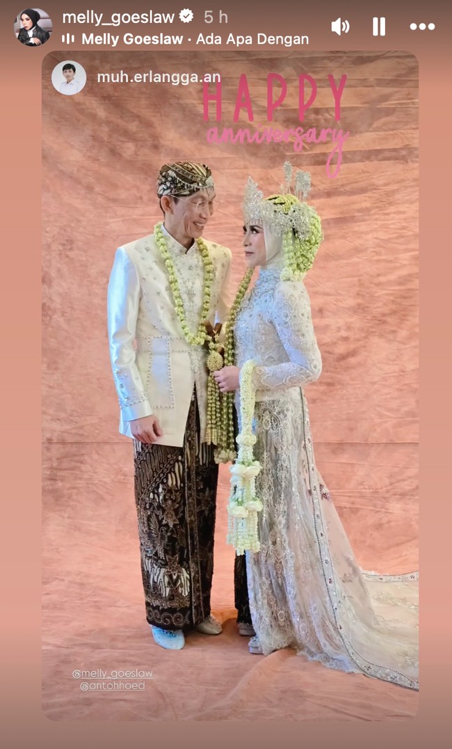 Busana Melly dan Anto diketahui berasal dari Adi Rustana Wedding Gallery. Antoo mengenakan beskap warna putih dengan hiasan bordir halus dan kancing berkilau. Bagian bawahnya memakai kain batik motif tradisional berwarna cokelat gelap dengan pola klasik. Sebagai aksesori, ia mengenakan blangkon di kepala, kalung melati panjang yang menjuntai di depan, serta keris yang terselip di pinggang. Sementara Melly tampil anggun dengan kebaya panjang warna putih perak yang dihiasi payet dan bordir mewah. Kerudungnya dilapisi mahkota siger khas Sunda yang dipadukan dengan ronce melati panjang menjuntai di kedua sisi. Bagian belakang kebaya memiliki ekor kain transparan berpayet yang menambah kesan megah. Foto: Instagram/@melly_goeslaw