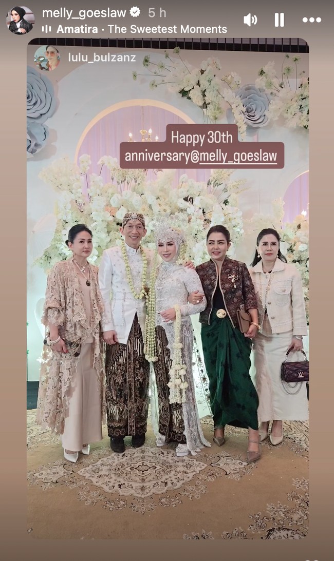 Acara tersebut ramai dihadiri oleh para rekan artis. Salah satu yang tampak hadir ialah Mayangsari istri Bambang Trihatmodjo. Mayang terlihat berpose di sebelah Melly sambil mengenakan atasan batik dan bawahan kain berwarna hijau. Foto: Instagram/@melly_goeslaw