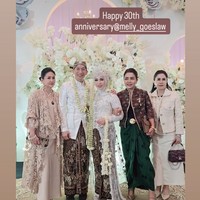 Acara tersebut ramai dihadiri oleh para rekan artis. Salah satu yang tampak hadir ialah Mayangsari istri Bambang Trihatmodjo. Mayang terlihat berpose di sebelah Melly sambil mengenakan atasan batik dan bawahan kain berwarna hijau. Foto: Instagram/@melly_goeslaw