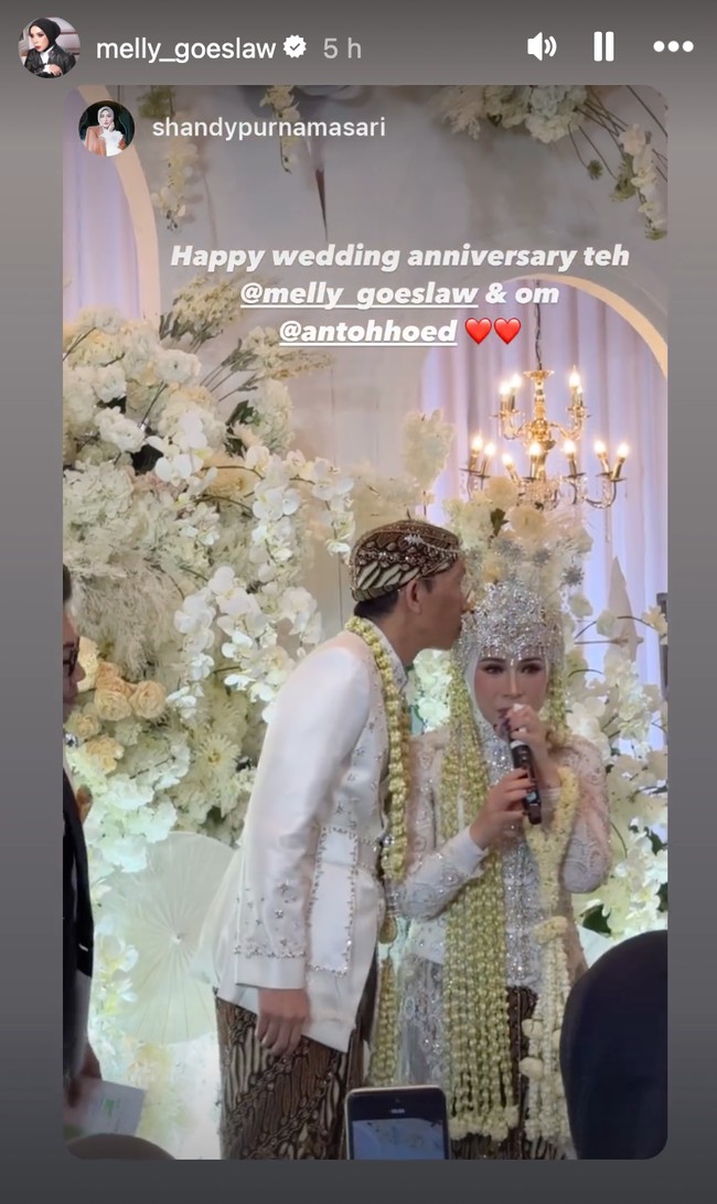 Melly dan Anto juga menunjukkan kemesraan mereka. Bak pengantin baru, Anto tampak mencium kepala Melly yang disusul keduanya yang kemudian berciuman. Foto: Instagram/@melly_goeslaw
