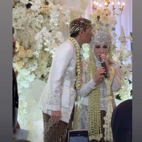 Melly dan Anto juga menunjukkan kemesraan mereka. Bak pengantin baru, Anto tampak mencium kepala Melly yang disusul keduanya yang kemudian berciuman. Foto: Instagram/@melly_goeslaw