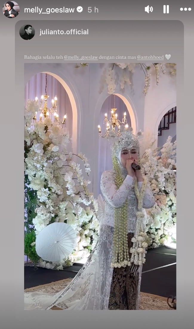 Bak resepsi pernikahan, dekorasi tampak serasi dengan dihiasi bunga-bunga berwarna putih. Melly juga turut bernyanyi dan menyumbangkan suara merdunya untuk menghibur para tamu undangan. Foto: Instagram/@melly_goeslaw