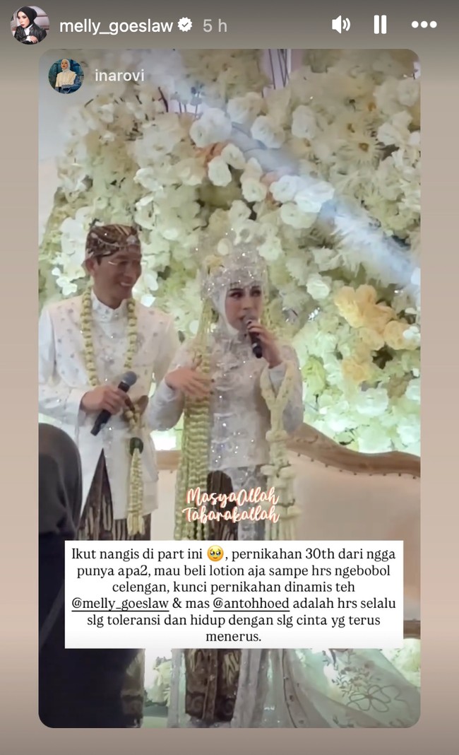 Momen sempat berubah menjadi haru kala Melly menceritakan perjalanan cintanya dengan Anto. Kini sudah sukses dan memiliki harta berlimpah, siapa sangka jika dulunya pasangan satu ini sempat harus mengambil uang dari celengan demi membeli sebuah lotion. Foto: Instagram/@melly_goeslaw