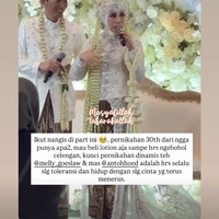 Momen sempat berubah menjadi haru kala Melly menceritakan perjalanan cintanya dengan Anto. Kini sudah sukses dan memiliki harta berlimpah, siapa sangka jika dulunya pasangan satu ini sempat harus mengambil uang dari celengan demi membeli sebuah lotion. Foto: Instagram/@melly_goeslaw
